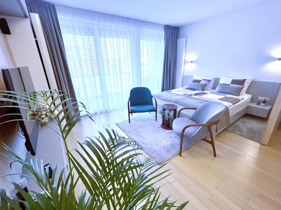 Bed, Seating area