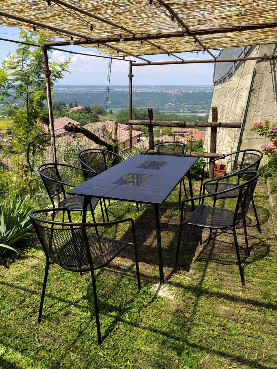Patio, Spring, Day, Natural landscape, Garden, Garden, View (from property/room), Dining area, Garden view, Garden view, Mountain view