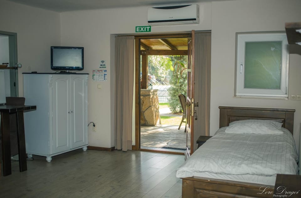 Bed, TV and multimedia, Photo of the whole room, Bedroom