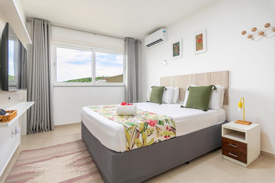 View (from property/room), Bedroom, Sea view, furniture, locker, towels, air conditioner