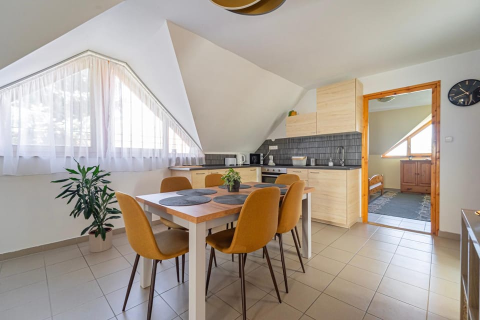 Kitchen or kitchenette, Seating area