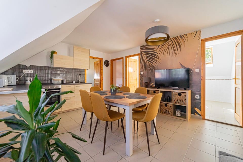 TV and multimedia, Kitchen or kitchenette, Dining area, Evening entertainment, oven