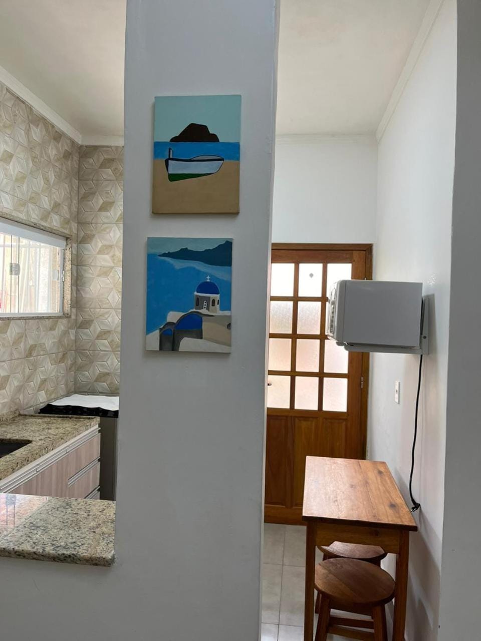 Kitchen or kitchenette, Dining area