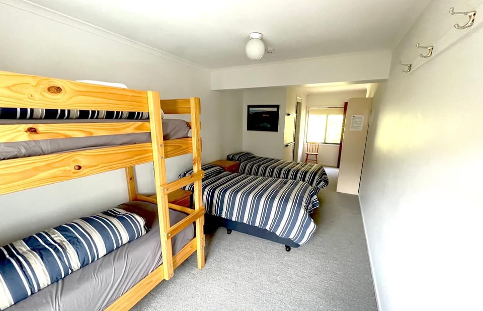 Bedroom, bunk bed