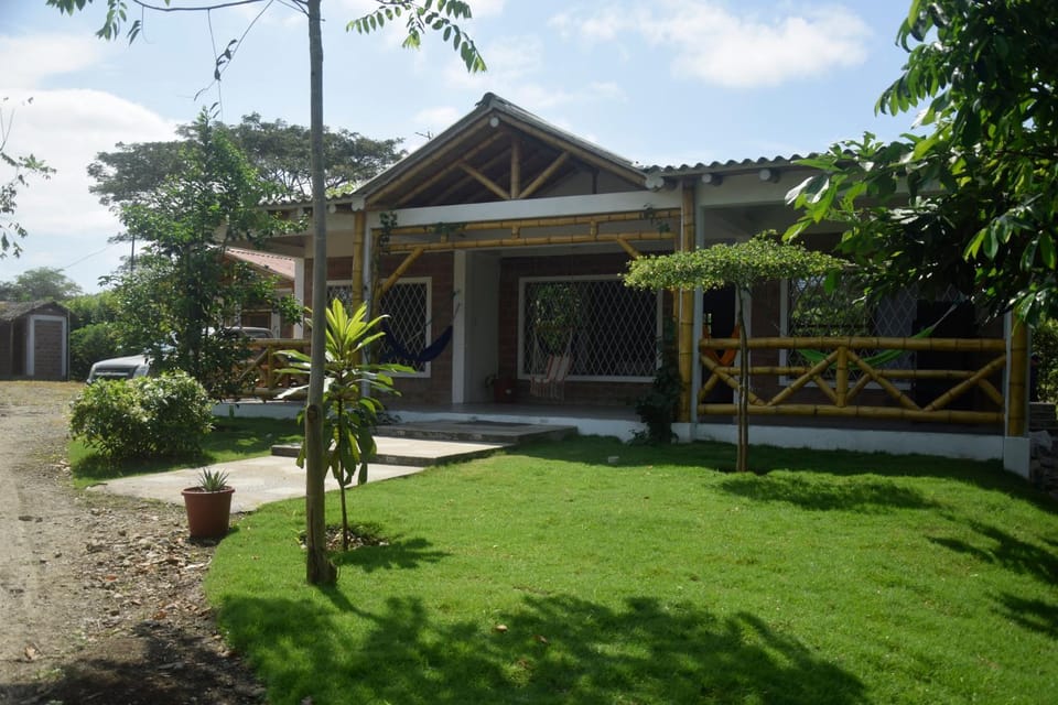 Property building, Facade/entrance, Garden, Balcony/Terrace