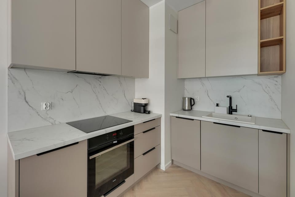 Kitchen or kitchenette, dishwasher, stove