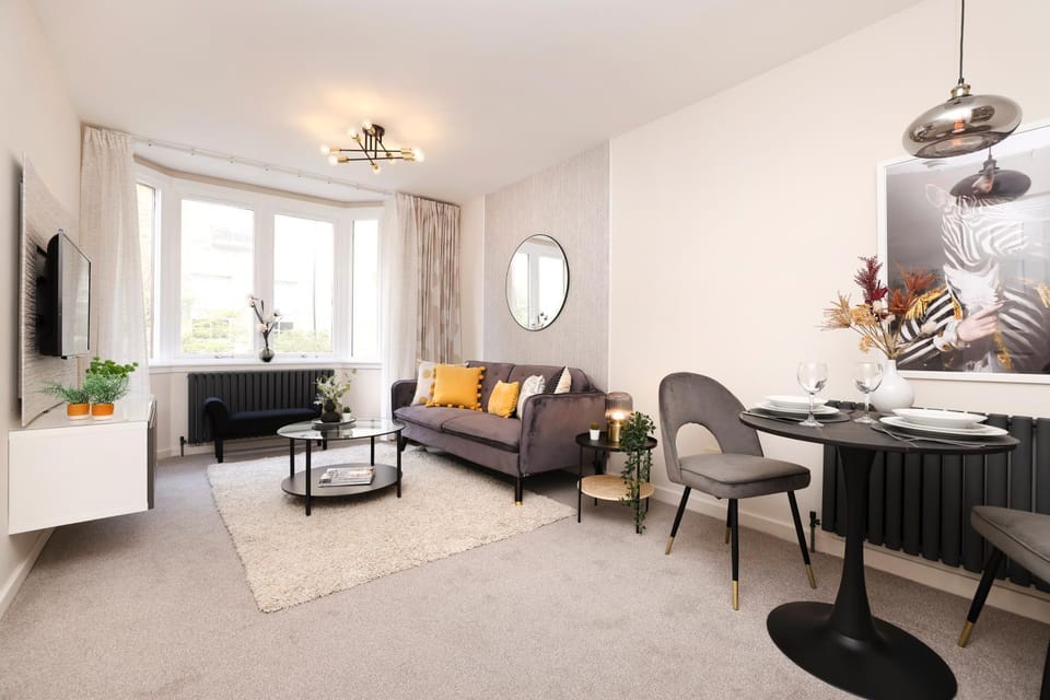 TV and multimedia, Living room, Seating area, Dining area, Evening entertainment