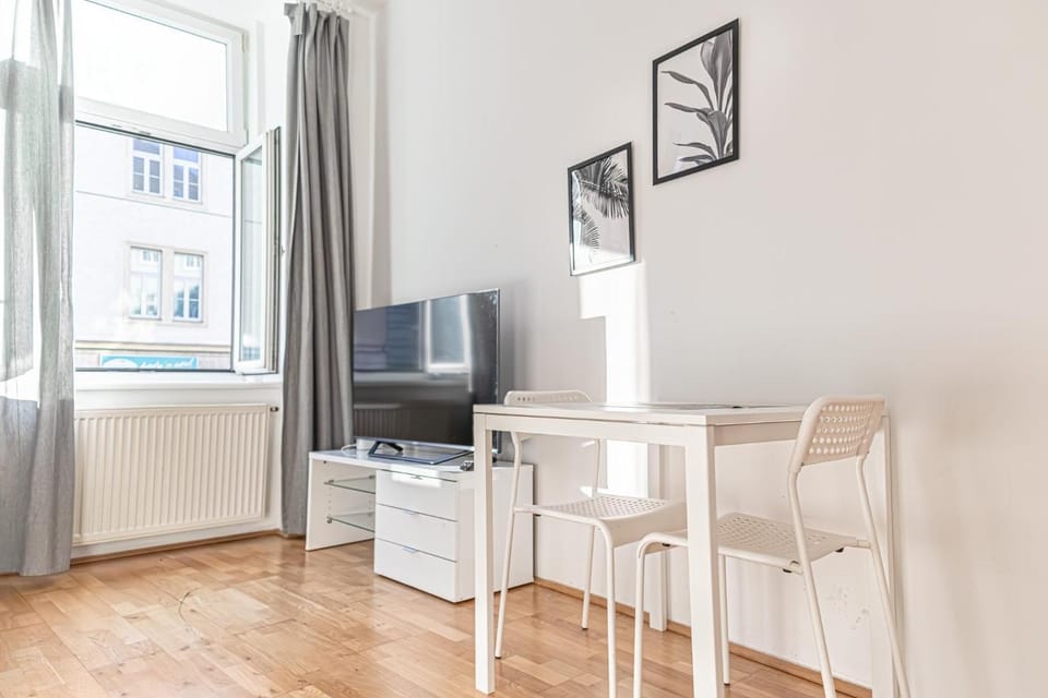 TV and multimedia, Seating area, Dining area