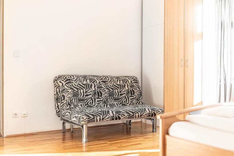 Bed, Seating area, Bedroom