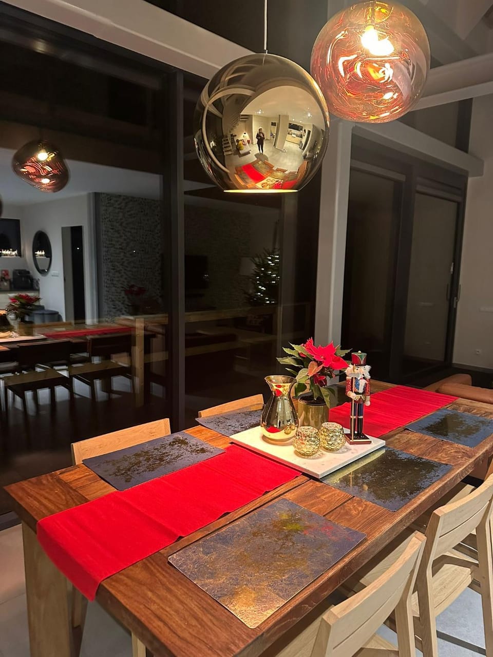 Living room, Food and drinks, Seating area, Dining area, Food