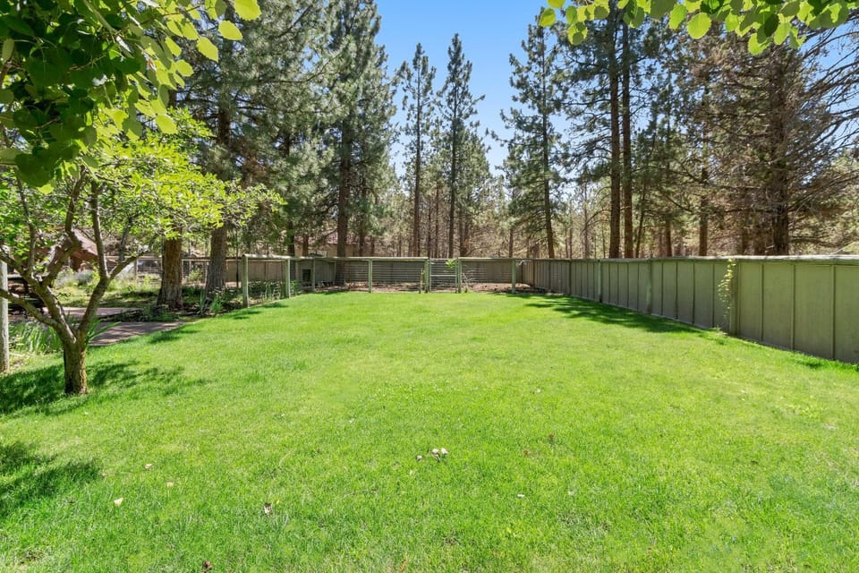 Big Bear with Patio with Fire Pit House in Bend