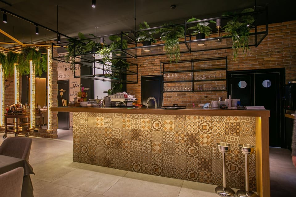 Restaurant/places to eat, Lounge or bar, Food and drinks, Seating area, Drinks