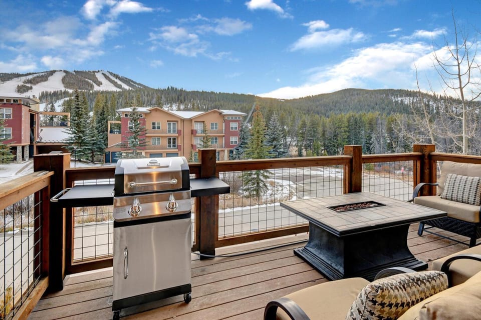 Patio, BBQ facilities, Mountain view