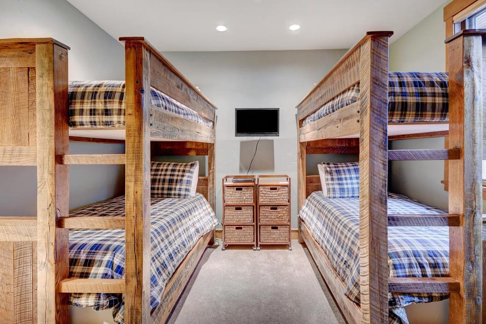 Bed, TV and multimedia, Bedroom, bunk bed