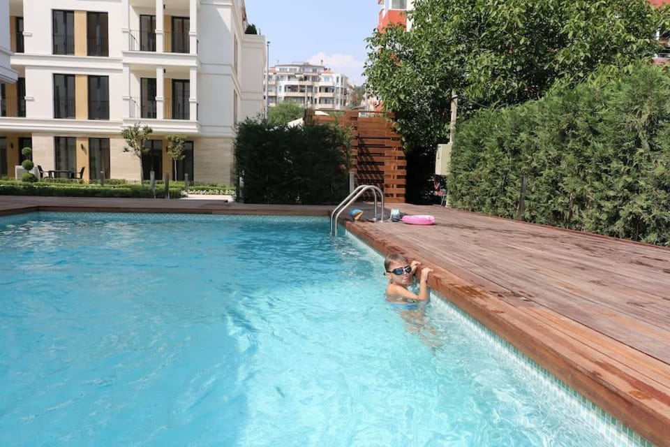 Property building, Garden, Garden view, Pool view, Swimming pool, sunbed