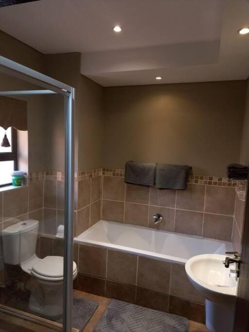 Best overnight with free WiFi. Modern & private Apartment in South Africa