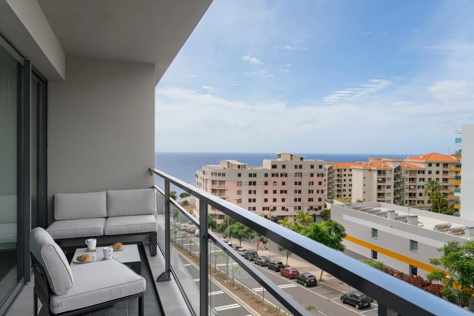 Balcony/Terrace, Sea view, Street view, Area and facilities