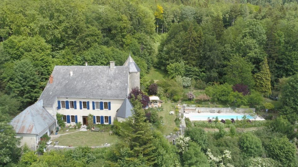 Property building, Facade/entrance, Neighbourhood, Bird's eye view, View (from property/room), Hiking, Garden view, Pool view, Swimming pool