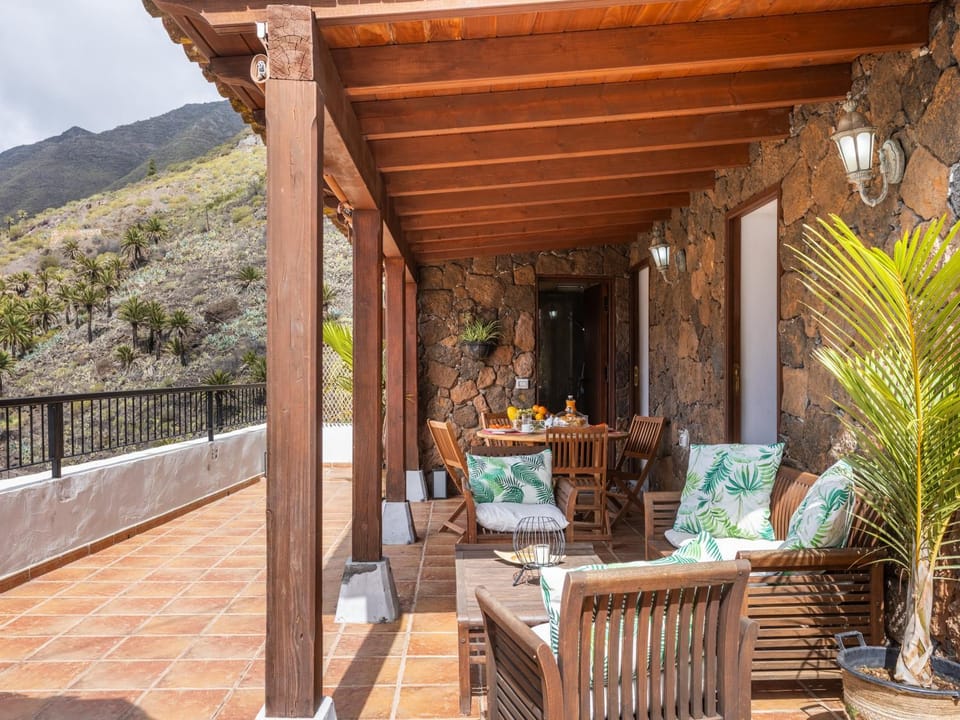 View (from property/room), Balcony/Terrace, Dining area, Mountain view