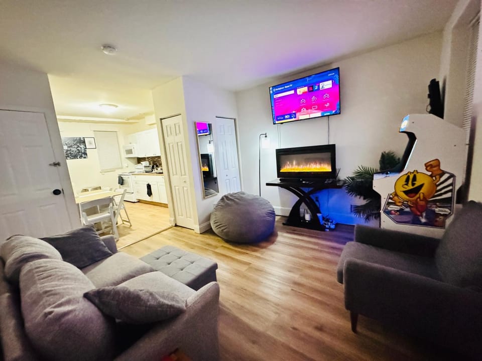 Downtown Loft - Close to Topgolf, Horseshoe Casino, UM Baltimore House in Baltimore