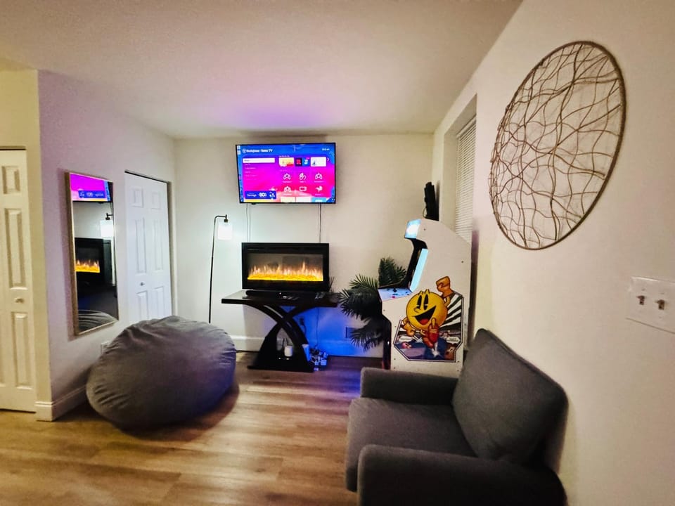 Downtown Loft - Close to Topgolf, Horseshoe Casino, UM Baltimore House in Baltimore