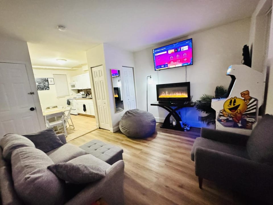 Downtown Loft - Close to Topgolf, Horseshoe Casino, UM Baltimore House in Baltimore