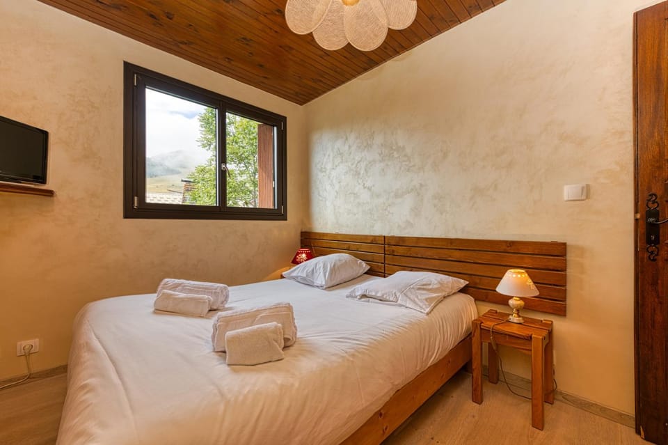 Bed, TV and multimedia, Photo of the whole room, Bedroom