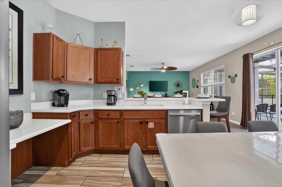Coffee/tea facilities, Kitchen or kitchenette, Dining area, dishwasher