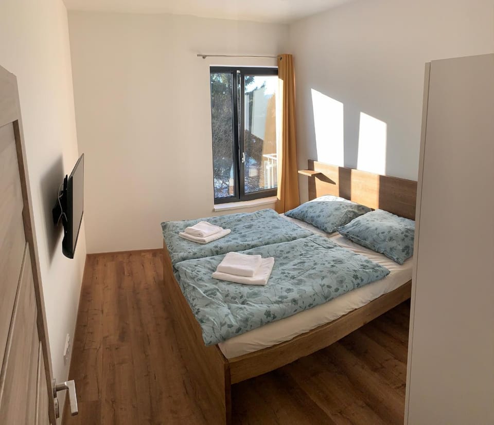 Bedroom, Mountain view