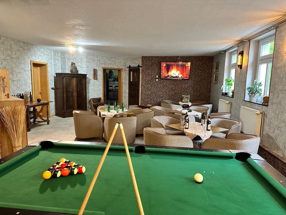 Communal lounge/ TV room, Billiard, Game Room, TV and multimedia, Seating area, Evening entertainment