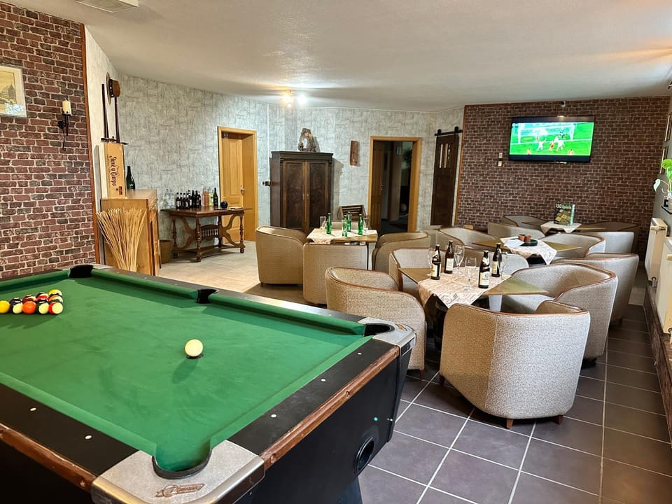Communal lounge/ TV room, Billiard, Game Room, TV and multimedia, Seating area, Evening entertainment