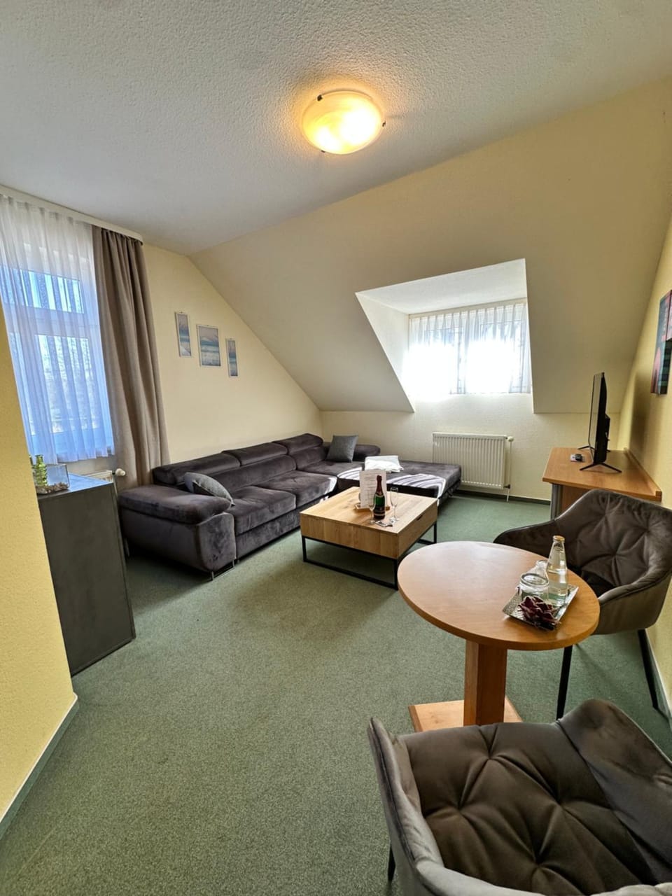 Living room, Photo of the whole room, Seating area