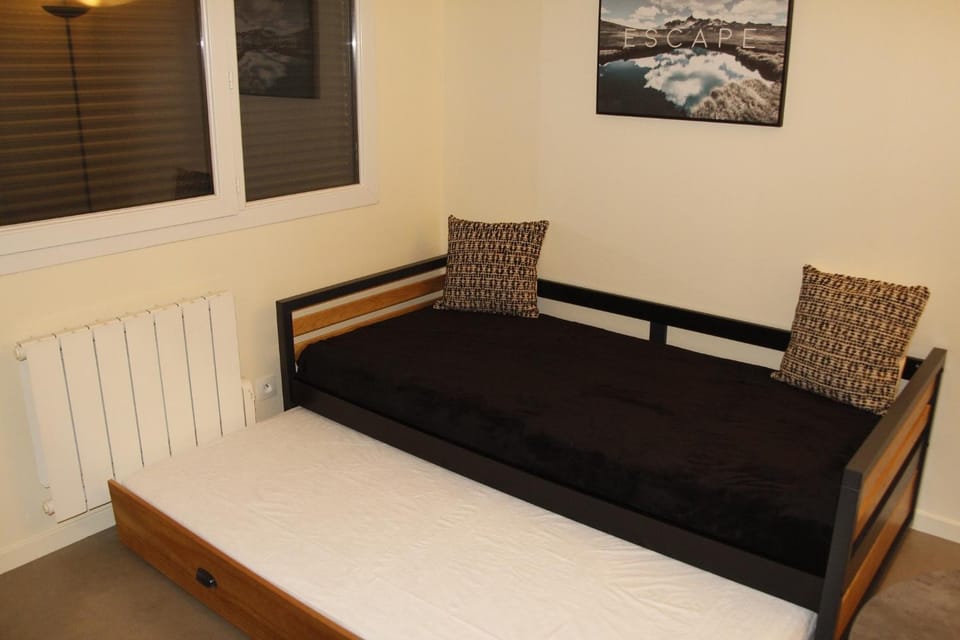 Bed, Living room