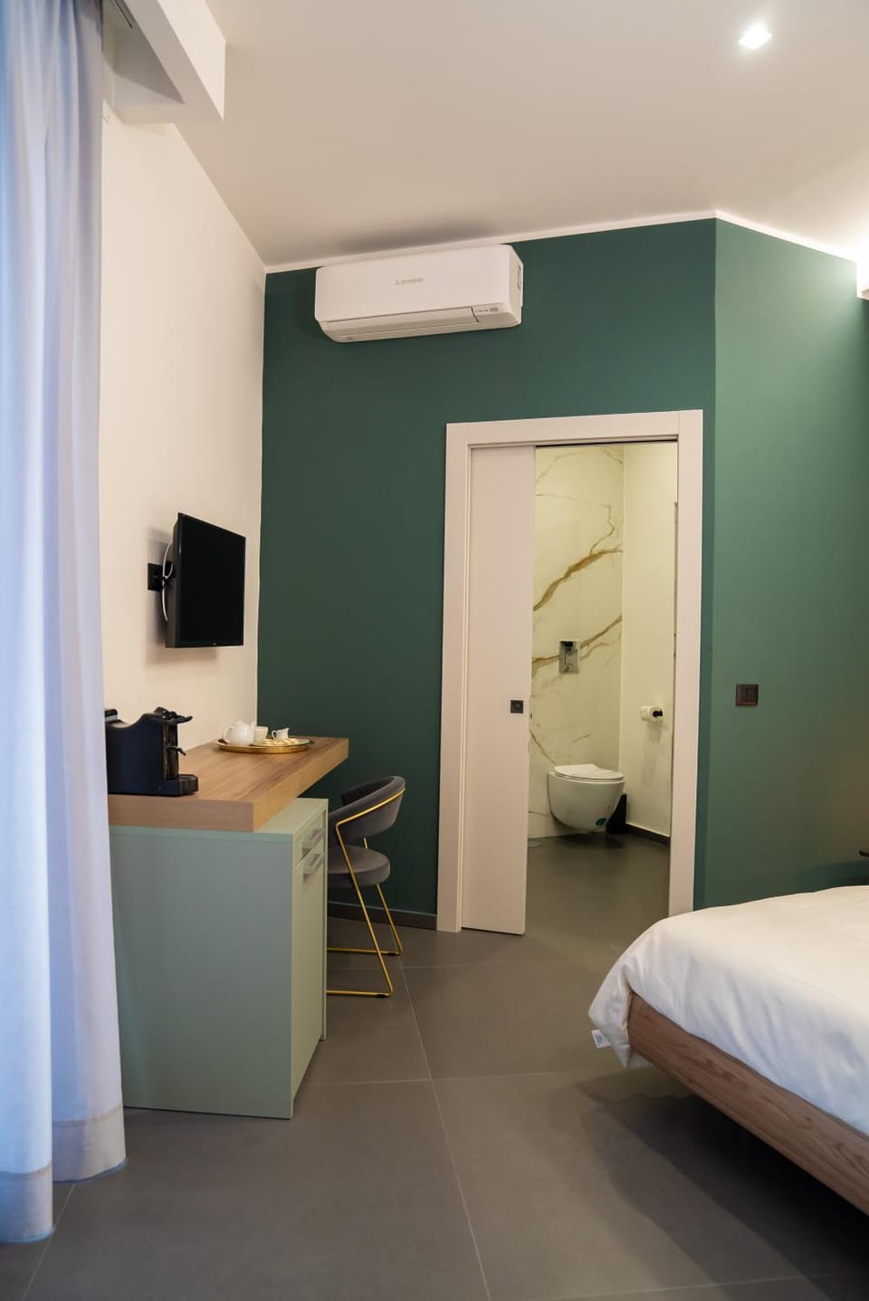 TV and multimedia, Photo of the whole room, Bedroom