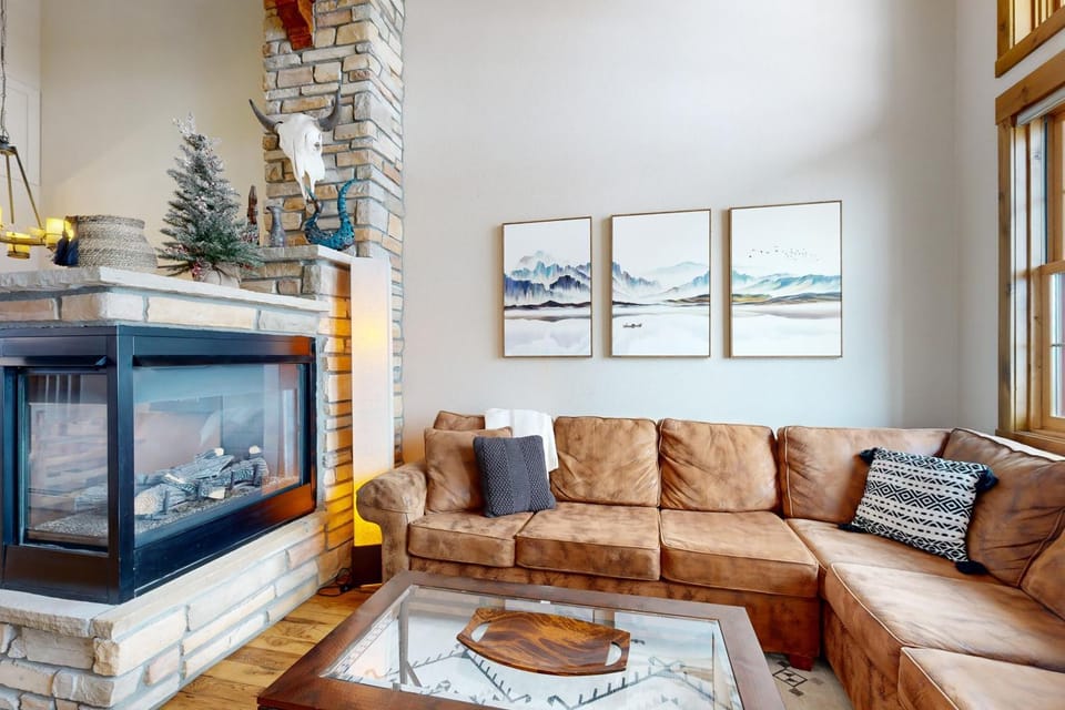 Granby Grandeur Apartment in Granby