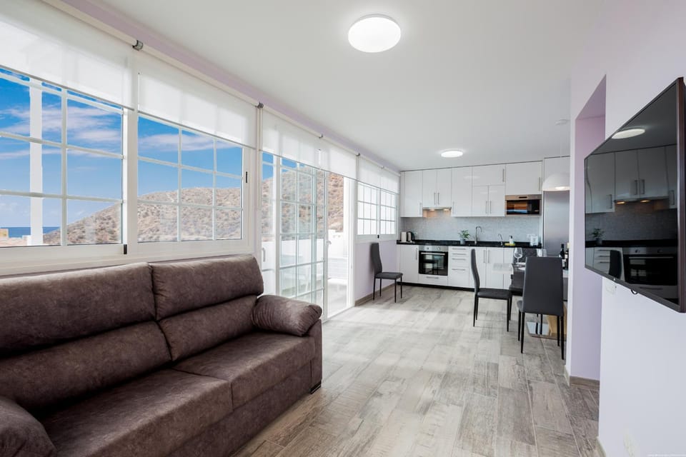 Kitchen or kitchenette, Living room, Seating area, Dining area