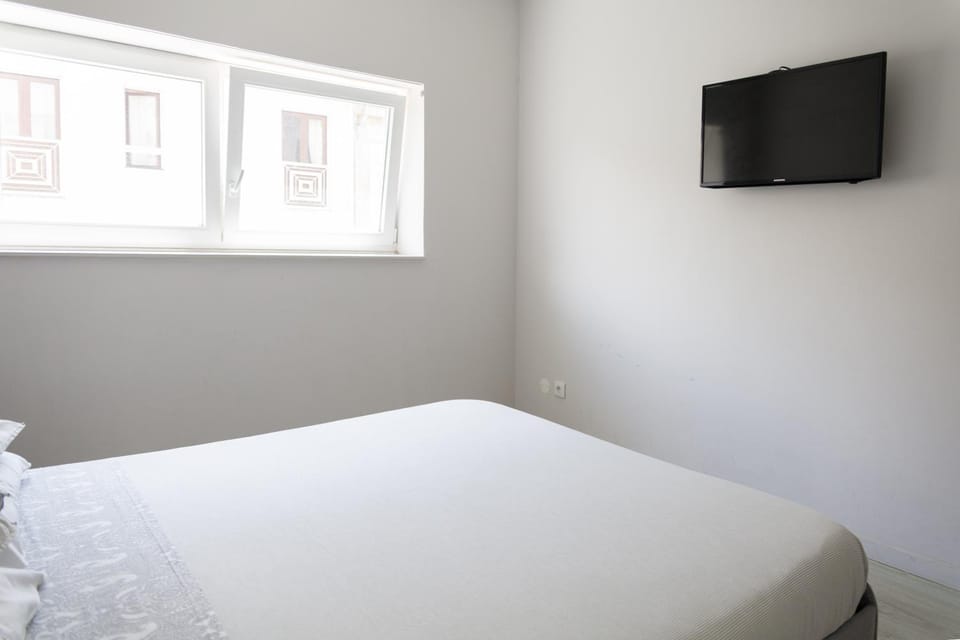 Bed, TV and multimedia, Bedroom