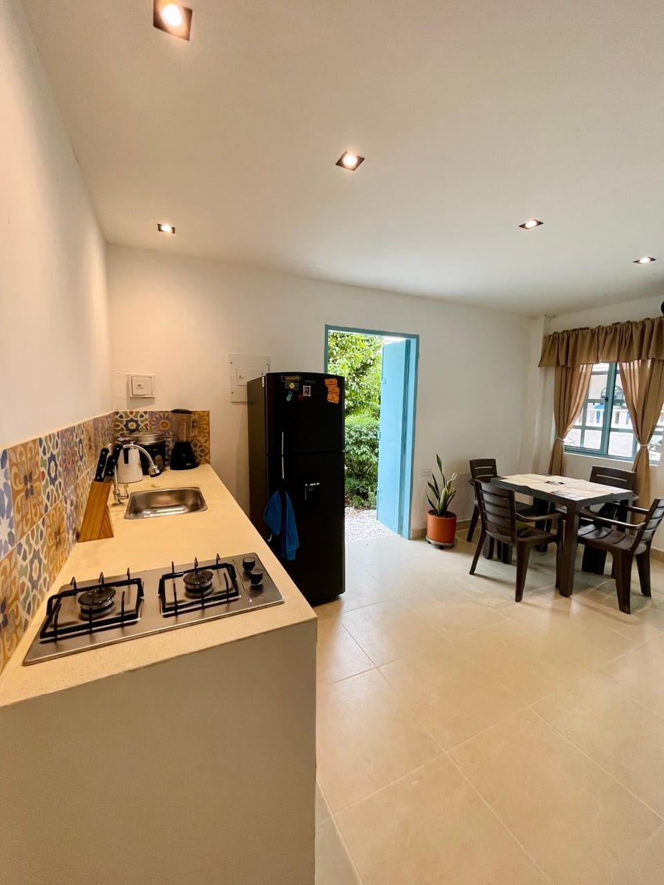 Kitchen or kitchenette, Dining area