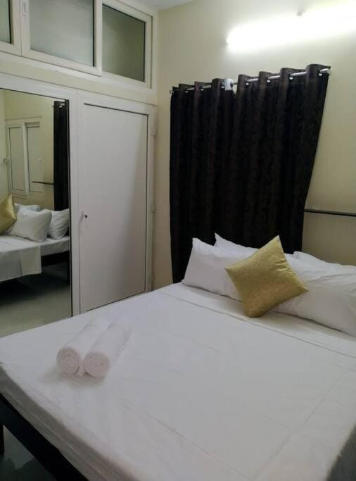 Bed, Bedroom, towels