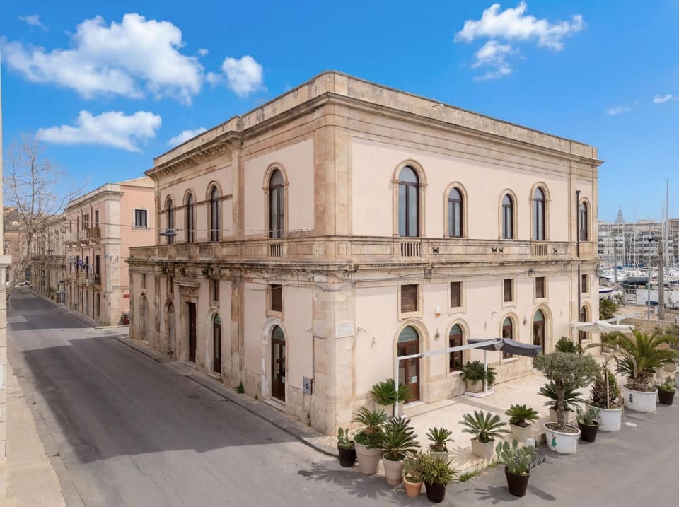 Property building, Restaurant/places to eat