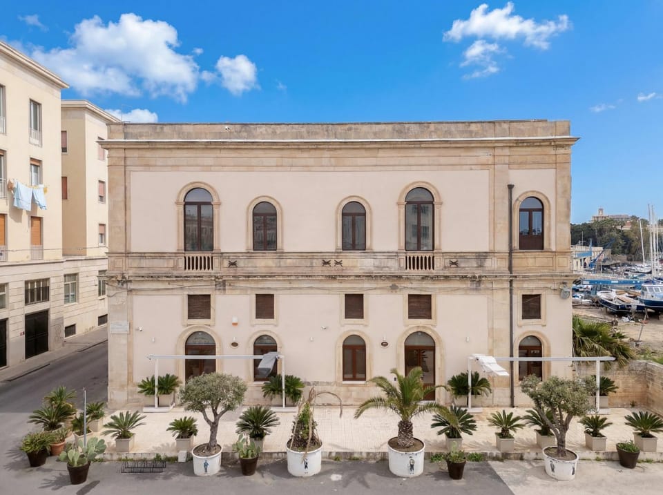 Property building, Restaurant/places to eat
