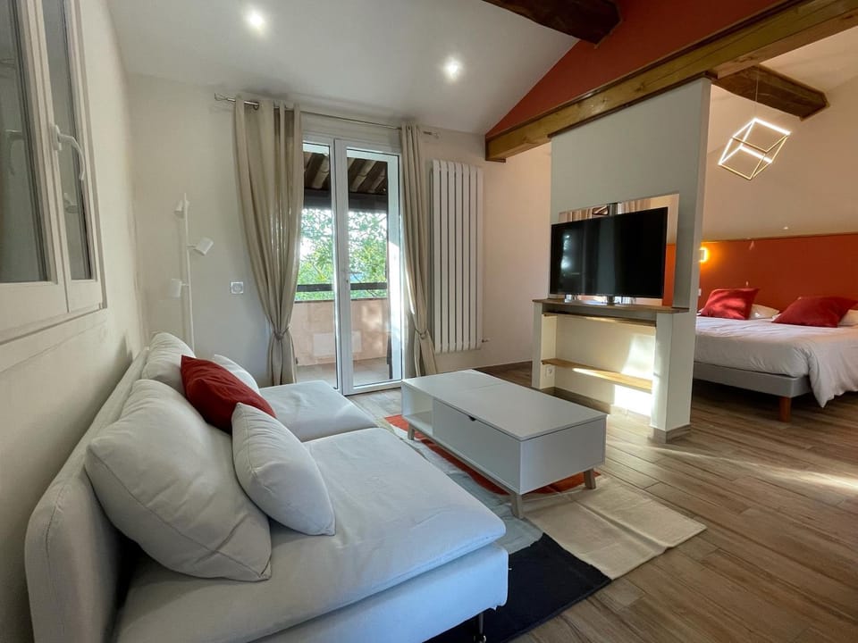 Photo of the whole room, Bedroom
