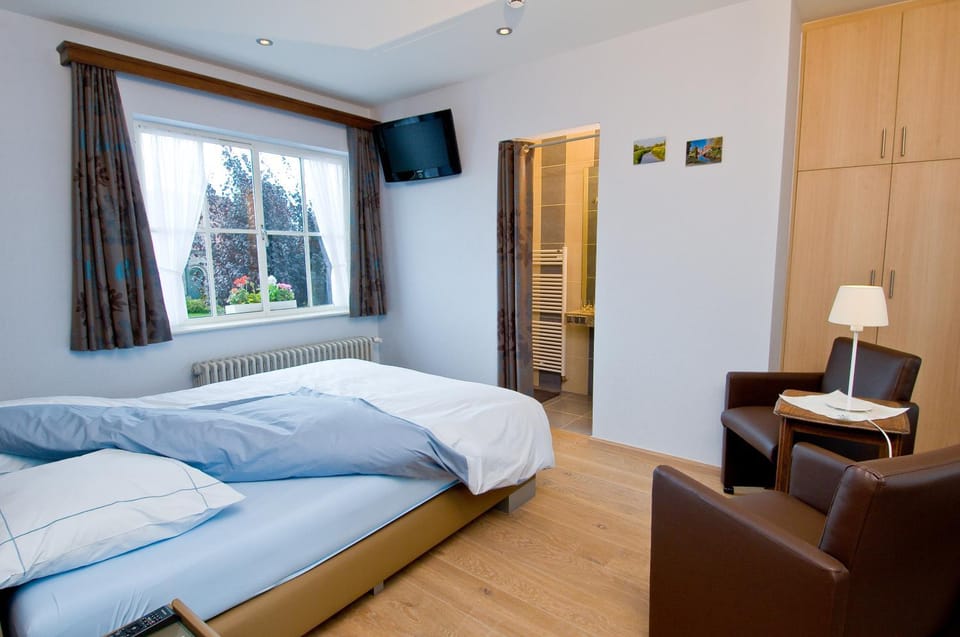 Bed, Seating area