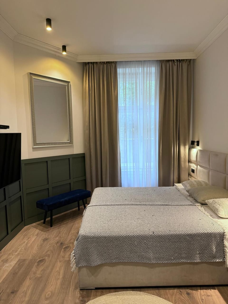 Bed, TV and multimedia, Photo of the whole room, Bedroom