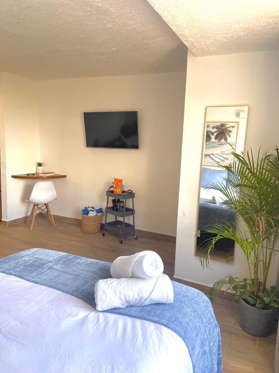 Bed, TV and multimedia, Photo of the whole room, Bedroom, towels