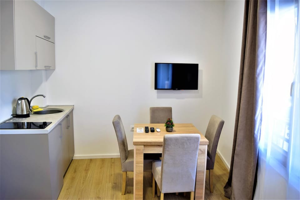 Kitchen or kitchenette, Seating area