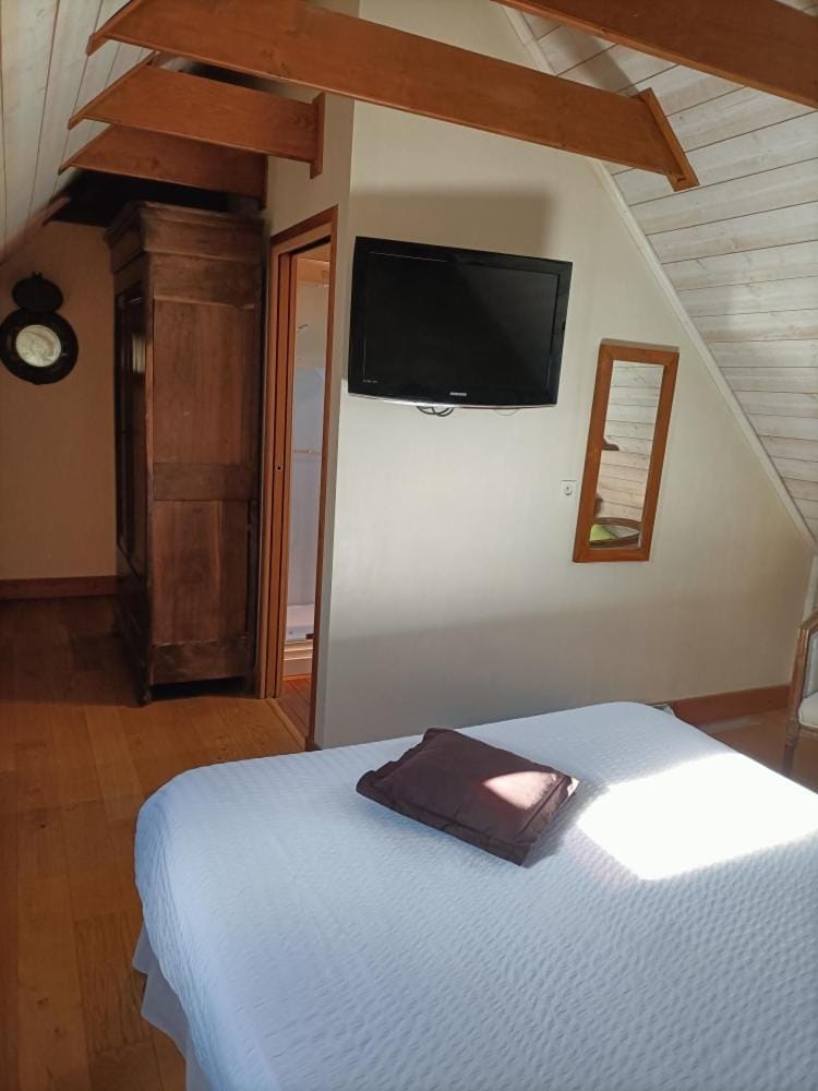TV and multimedia, wardrobe