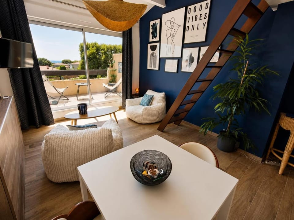 Bleu d'azur vue mer Accès plage privé Parking Apartment in French Riviera