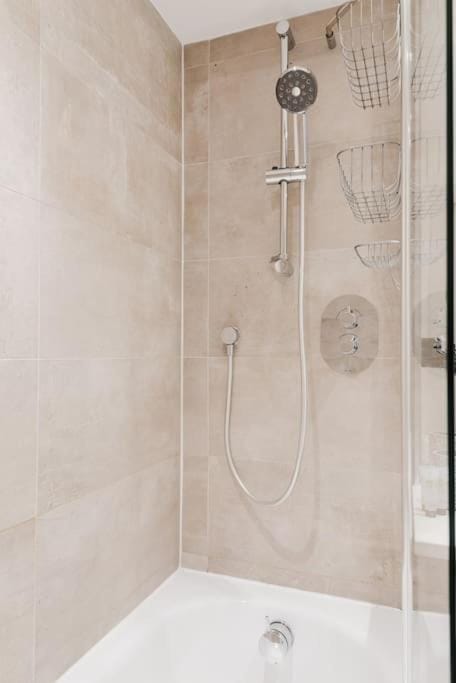 Beautiful 1 Bedroom Apartment with parking in Gloucester Docks Apartment in Gloucester