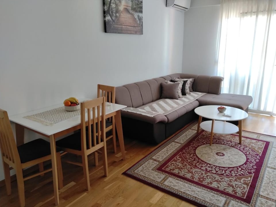 Living room, Seating area, air conditioner
